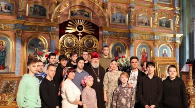 15 марта в храм Успения Божией Матери р.п. Шиморское приехала команда ребят Дворового футбола.