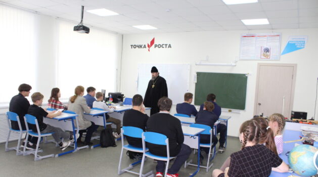 Протоиерей Вадим Курносов и иерей Михаил Жмаев посетили основную школу села Новоселки.