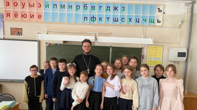 12 апреля клирик храма в честь священномученика Михаила Гусева иерей Иоанн Сулимов провел интересную беседу с 4 классом в школе номер 6 города Кулебаки.