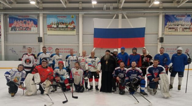 12 апреля в Ардатовском благочинии в «ФОКе Рубин» прошла хоккейная игра, которую посетил священнослужитель.