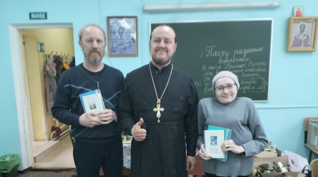 21 апреля в воскресенье клуб «Молодой семьи» Чкаловского благочиния собрался по обычаю делать окопные свечи.