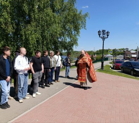 Миссионерский молебен и экскурсия для студентов и преподавателей Павловского автомеханического техникума.